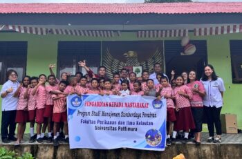 Dosen dan mahasiswa Program Studi MSP lakukan edukasi “Mengenal Lautku” bagi anak-anak pesisir Negeri Rutong